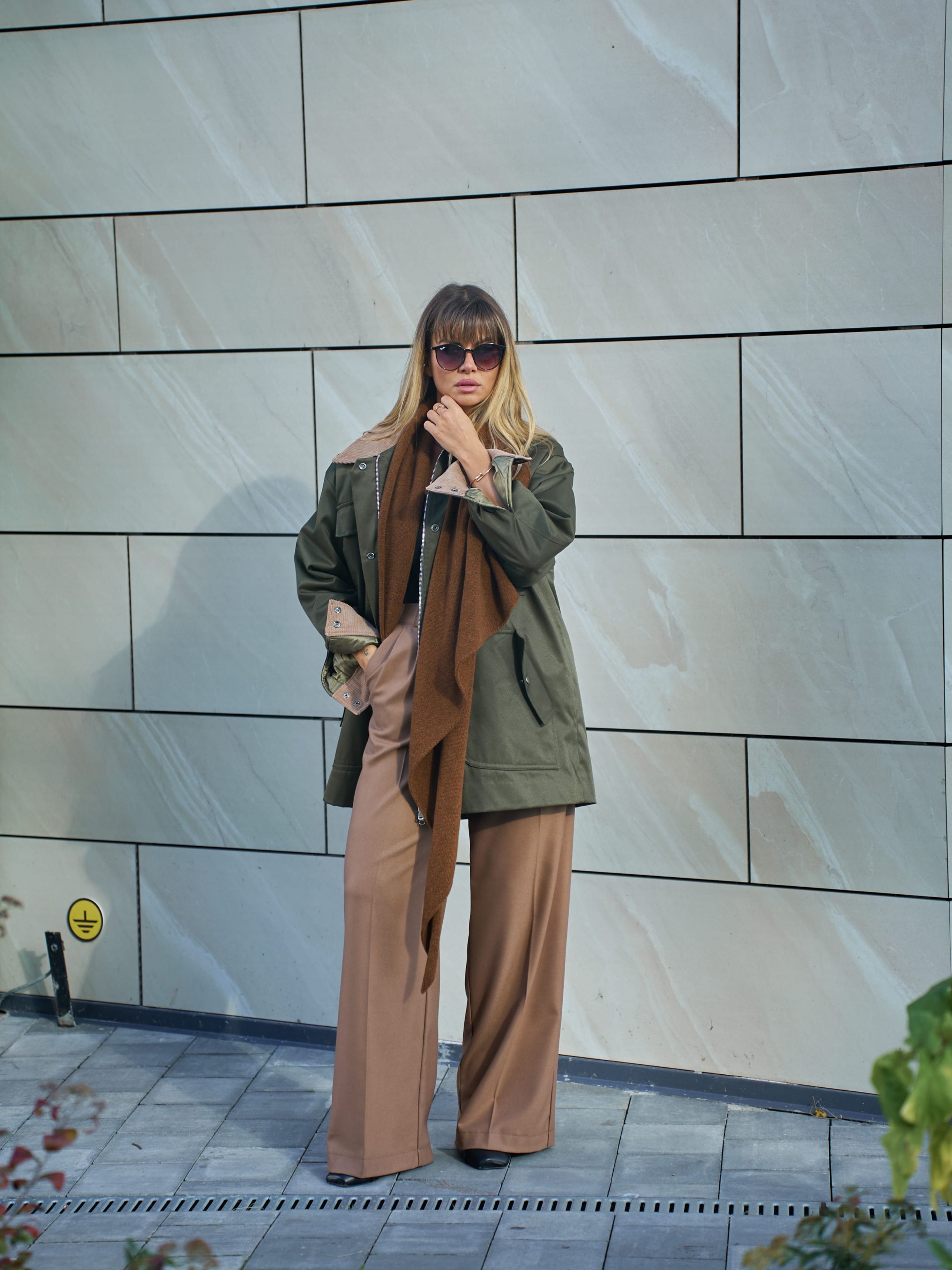 woman_worker_coat_green_color