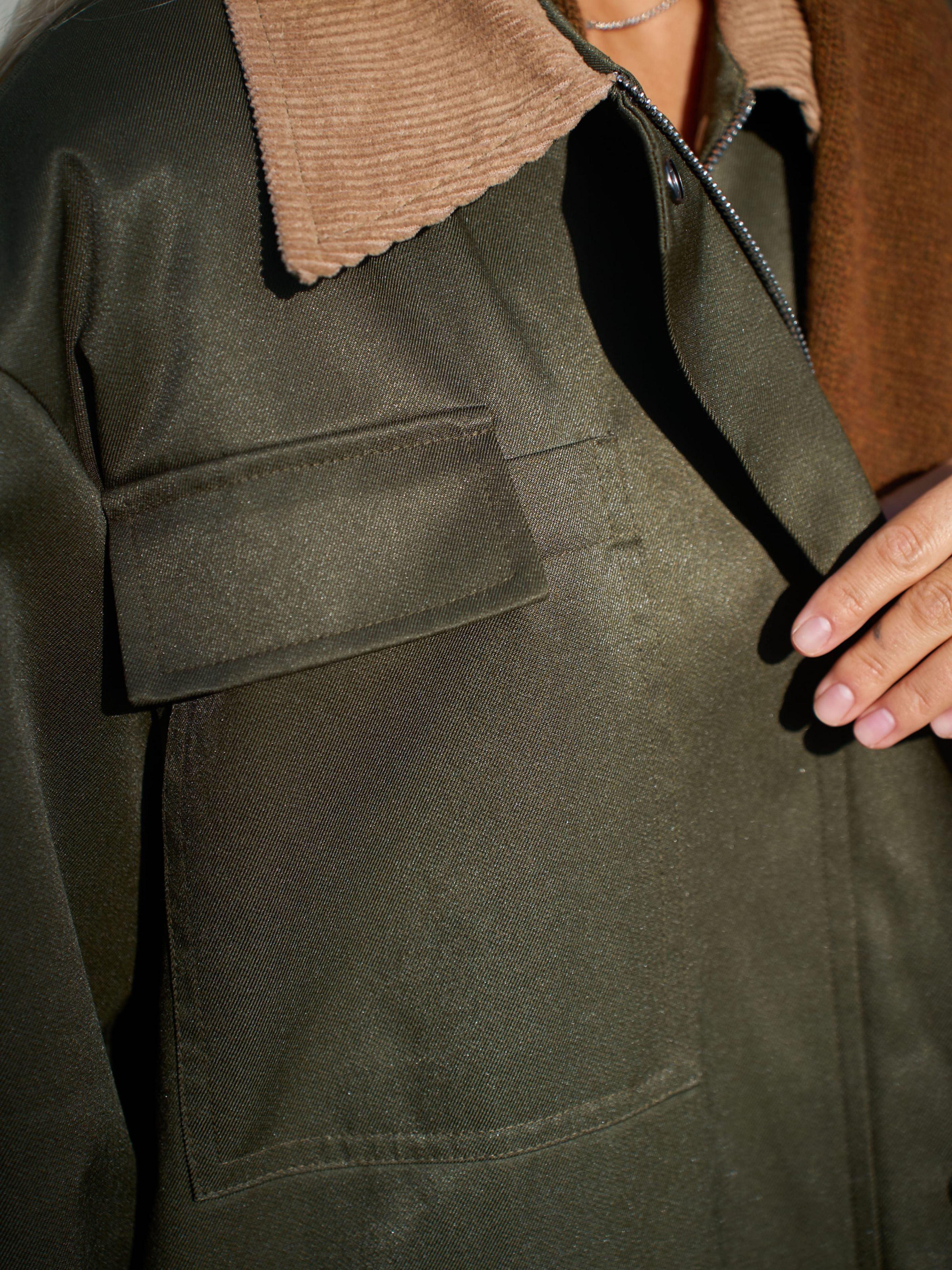 woman_worker_coat_green_color