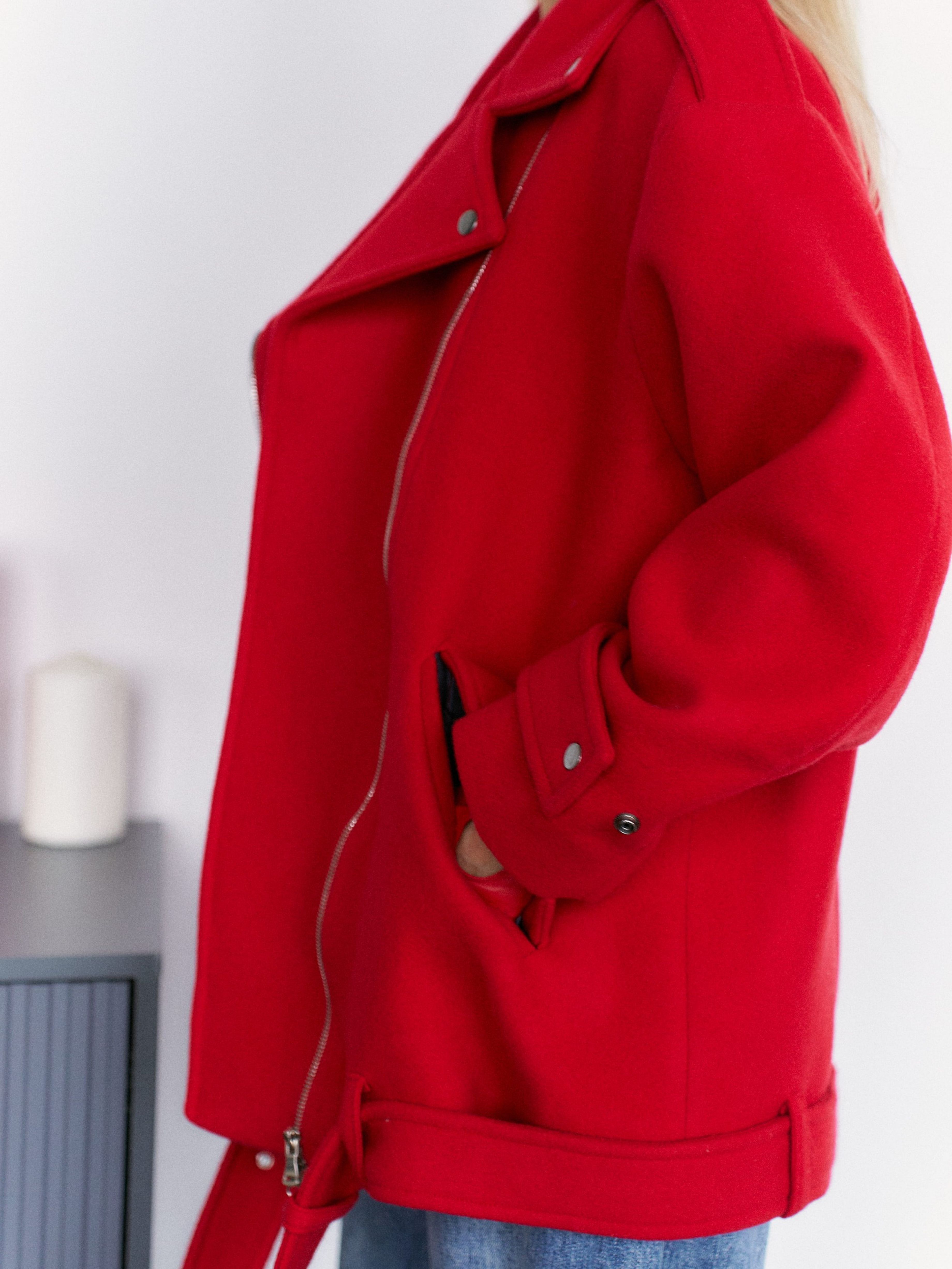 woman_woolen_kosukha_red_color